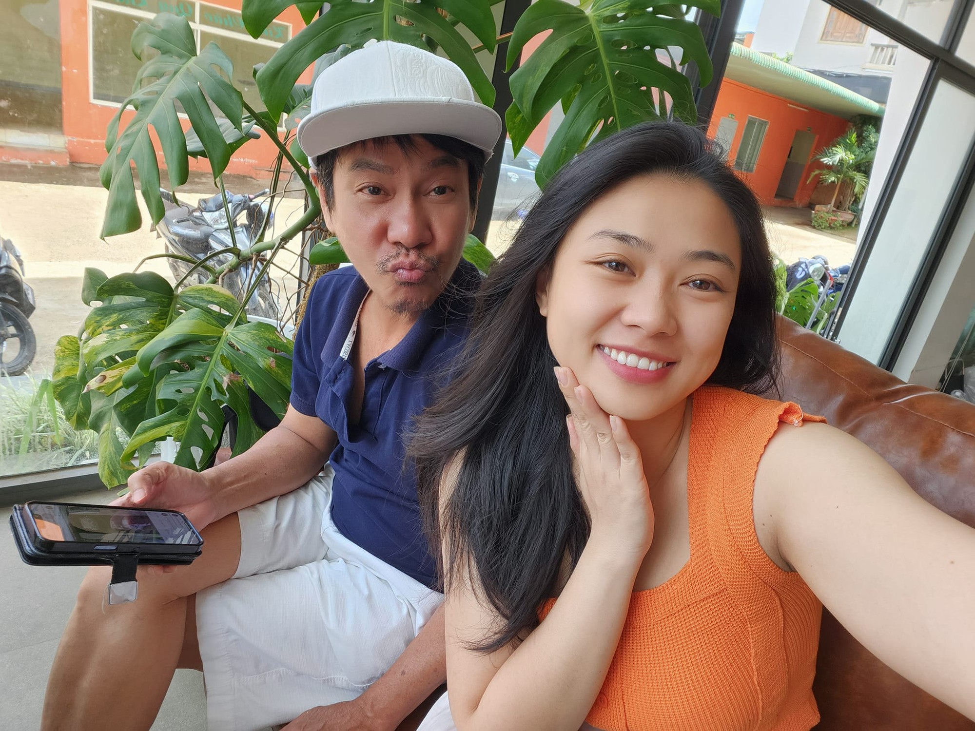 Nữ nghệ sĩ dành cả thanh xuân cho danh hài Việt hơn 30 tuổi, cưới 10 năm không sinh con vẫn hạnh phúc- Ảnh 1. Nữ nghệ sĩ dành cả thanh xuân cho danh hài Việt hơn 30 tuổi, cưới 10 năm không sinh con vẫn hạnh phúc- Ảnh 1.