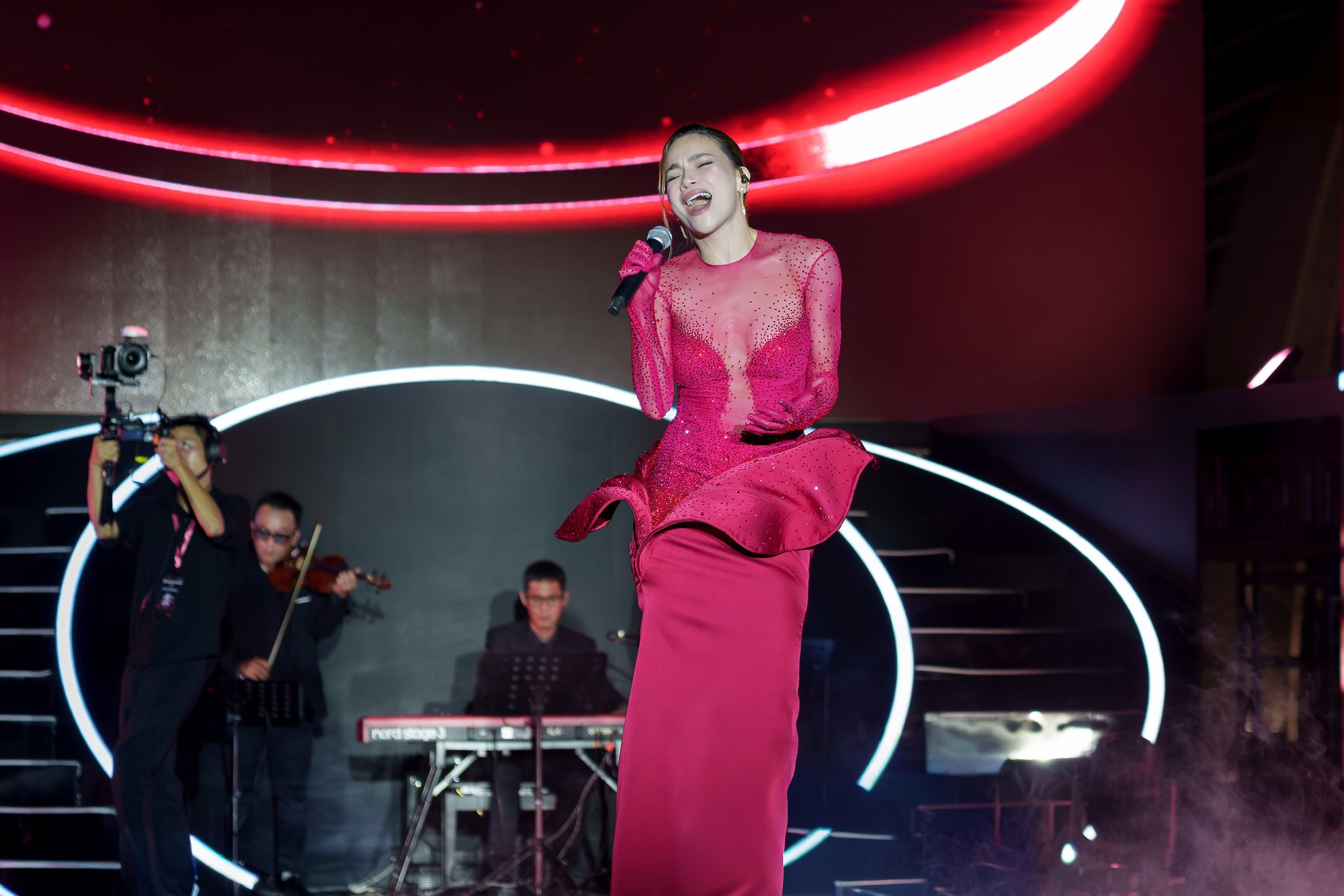 Ngại hết cả Hồ Ngọc Hà!- Ảnh 8. Ngại hết cả Hồ Ngọc Hà!- Ảnh 8.