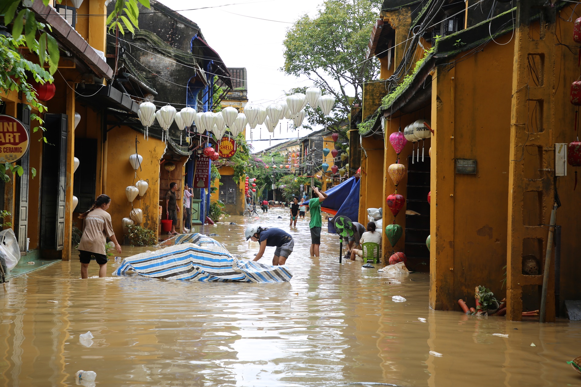 Không nhận ra Hội An sau trận lũ lịch sử- Ảnh 12. Không nhận ra Hội An sau trận lũ lịch sử- Ảnh 12.