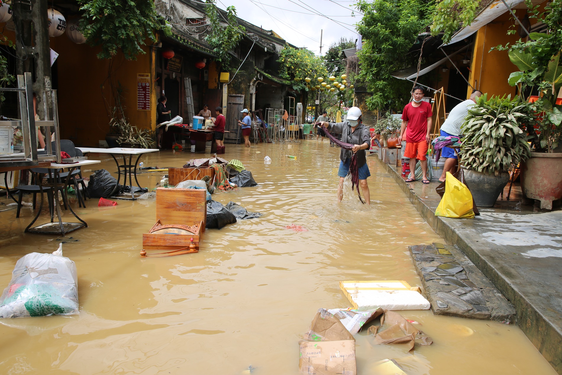 Không nhận ra Hội An sau trận lũ lịch sử- Ảnh 6. Không nhận ra Hội An sau trận lũ lịch sử- Ảnh 6.