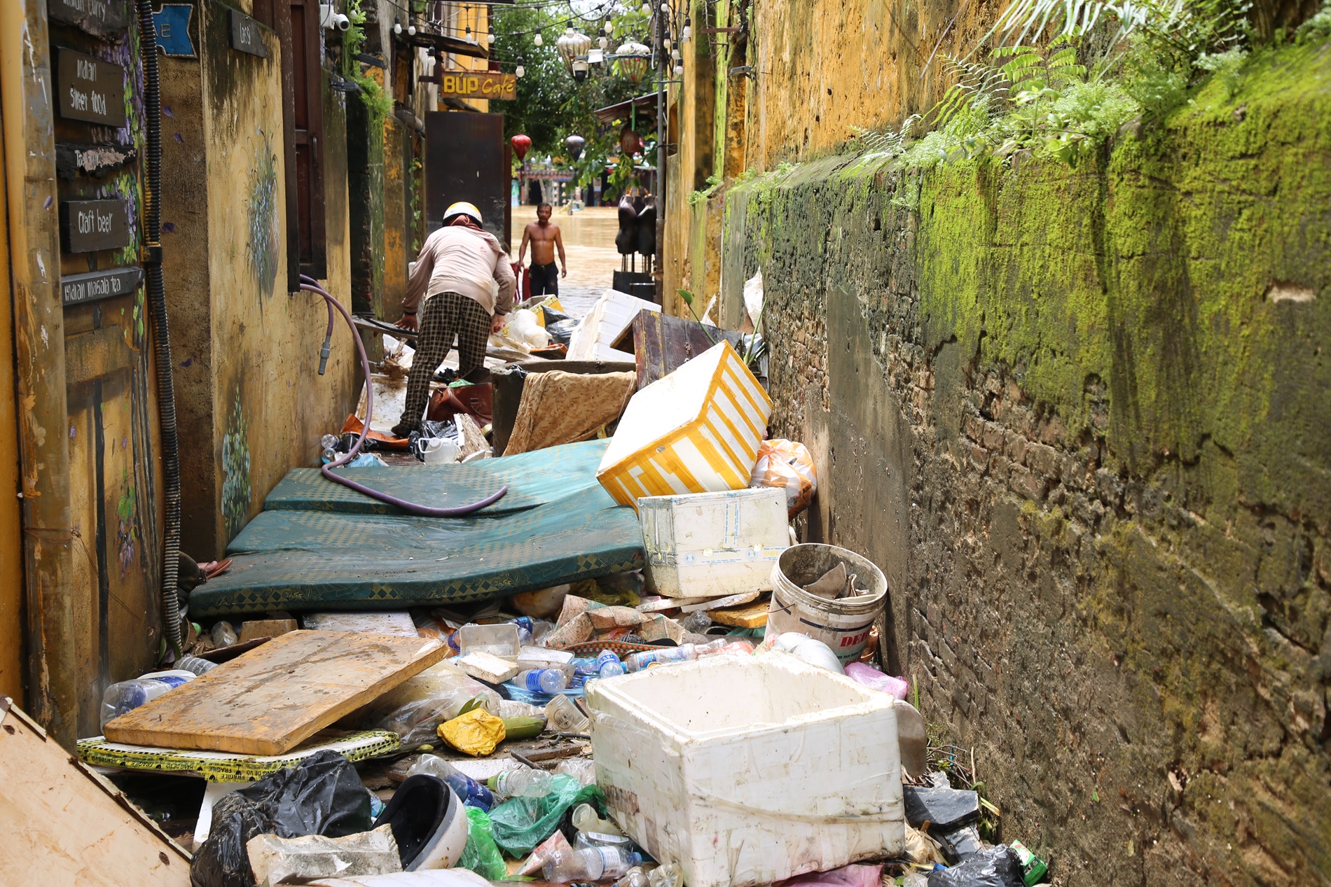 Không nhận ra Hội An sau trận lũ lịch sử- Ảnh 9. Không nhận ra Hội An sau trận lũ lịch sử- Ảnh 9.