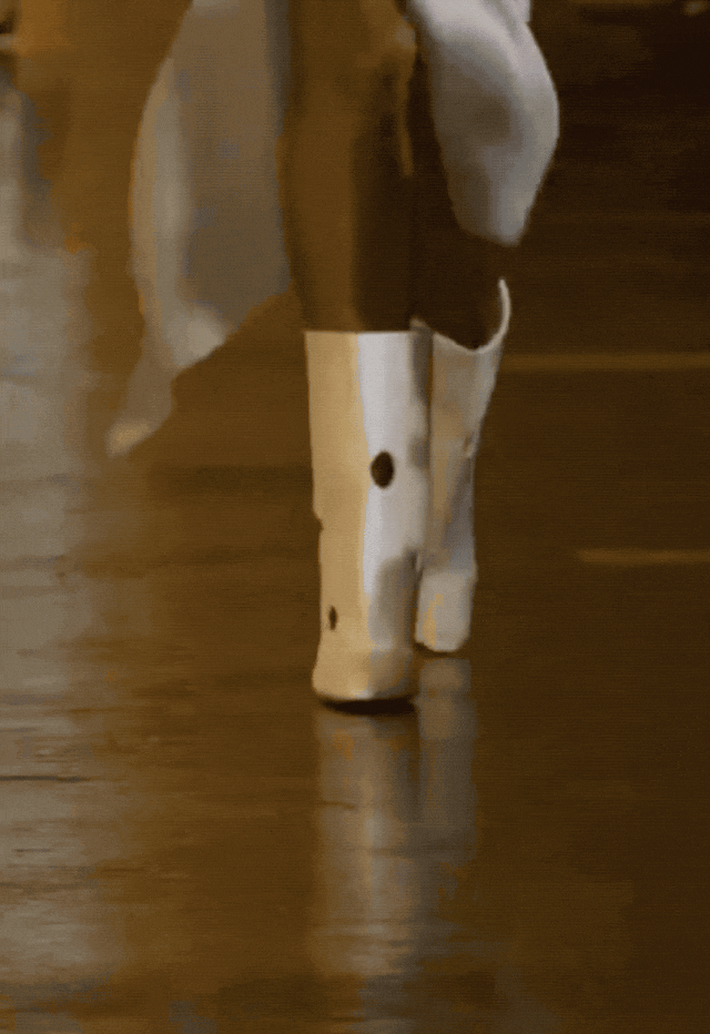 "Nàng dâu nhà Givenchy" phiên bản trung niên mới: 52 tuổi "khởi động" lại đời mình và bùng nổ thành siêu mẫu hạng A- Ảnh 9. "Nàng dâu nhà Givenchy" phiên bản trung niên mới: 52 tuổi "khởi động" lại đời mình và bùng nổ thành siêu mẫu hạng A- Ảnh 9.