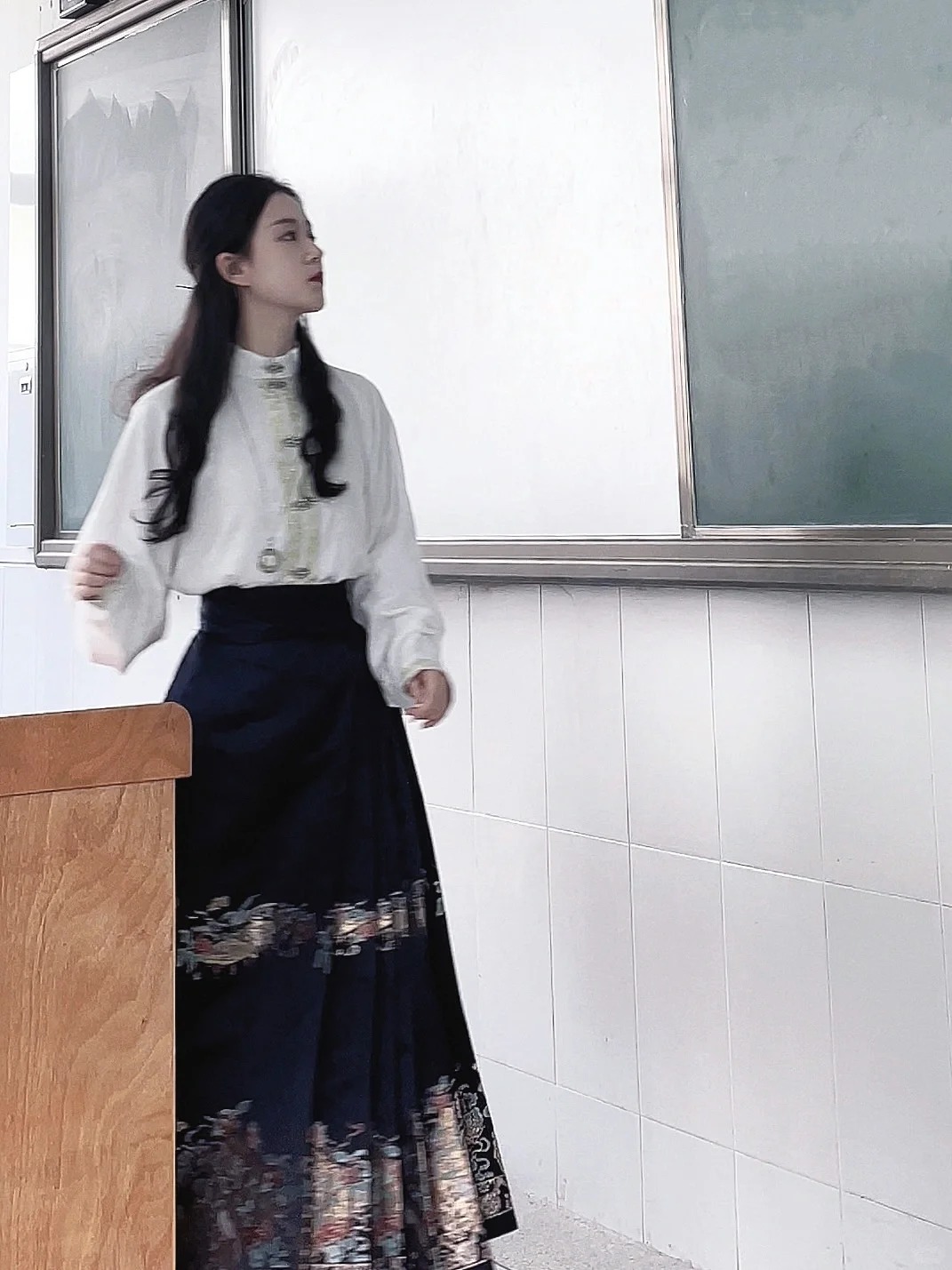 Cô giáo Mỹ thuật đang hot nhất TikTok: Mặt đã xinh, style đi dạy còn đỉnh hơn!- Ảnh 3. Cô giáo Mỹ thuật đang hot nhất TikTok: Mặt đã xinh, style đi dạy còn đỉnh hơn!- Ảnh 3.