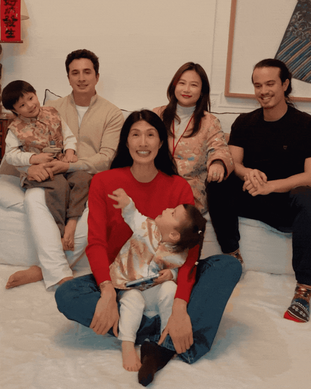 "Nàng dâu nhà Givenchy" phiên bản trung niên mới: 52 tuổi "khởi động" lại đời mình và bùng nổ thành siêu mẫu hạng A- Ảnh 17. "Nàng dâu nhà Givenchy" phiên bản trung niên mới: 52 tuổi "khởi động" lại đời mình và bùng nổ thành siêu mẫu hạng A- Ảnh 17.