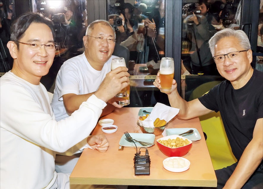 11 giây viral nhất lúc này của Chủ tịch Samsung- Ảnh 1. 11 giây viral nhất lúc này của Chủ tịch Samsung- Ảnh 1.