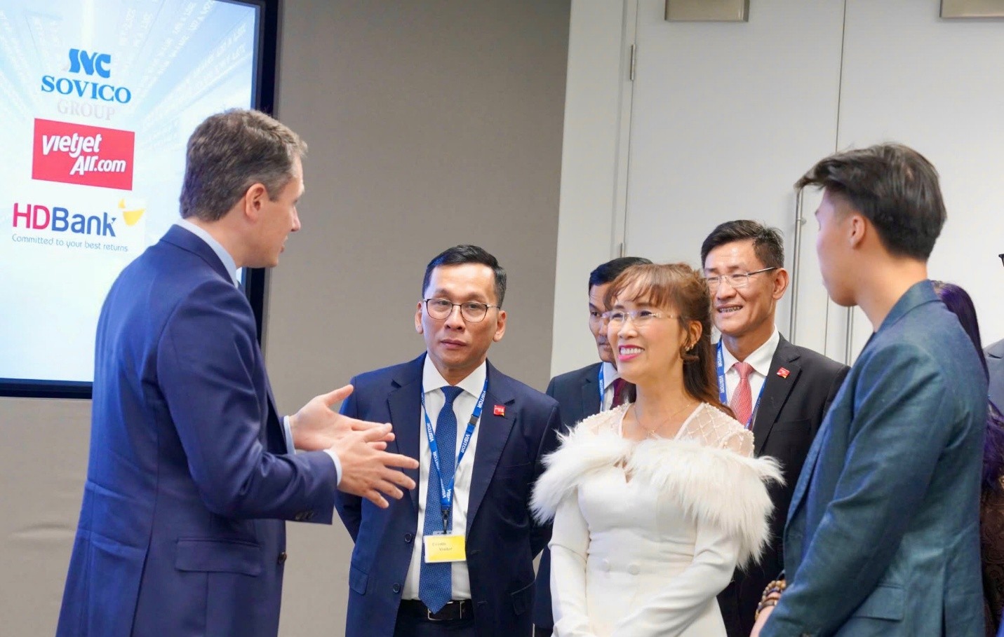 Lãnh đạo HDBank thăm Sàn giao dịch chứng khoán London dịp Tổng Bí thư thăm chính thức Vương quốc Anh- Ảnh 4. Lãnh đạo HDBank thăm Sàn giao dịch chứng khoán London dịp Tổng Bí thư thăm chính thức Vương quốc Anh- Ảnh 4.