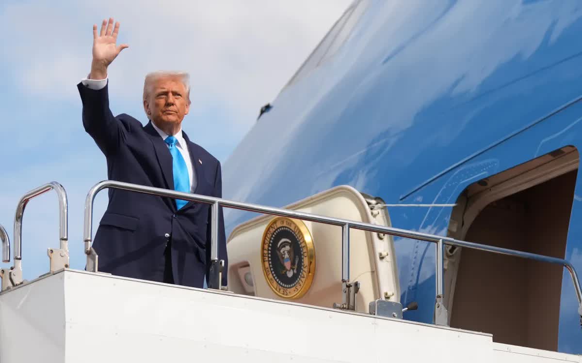 Tổng thống Donald Trump lên chuyên cơ Không lực Một tại sân bay Haneda ở Tokyo, Nhật Bản, ngày 29/10/2025, trên đường đến Hàn Quốc (Ảnh: AP) Tổng thống Donald Trump lên chuyên cơ Không lực Một tại sân bay Haneda ở Tokyo, Nhật Bản, ngày 29/10/2025, trên đường đến Hàn Quốc (Ảnh: AP)