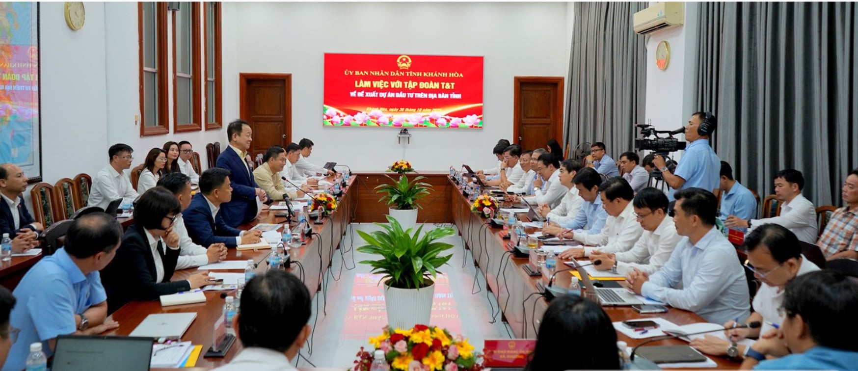 Bầu Hiển trực tiếp làm việc với một tỉnh miền Trung, đề xuất đầu tư loạt dự án khu công nghiệp, năng lượng tái tạo…- Ảnh 1.