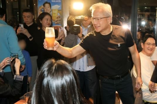 CEO Nvidia gặp ‘Thái tử Samsung’, Chủ tịch Hyundai cùng uống bia, ăn gà rán- Ảnh 2. CEO Nvidia gặp ‘Thái tử Samsung’, Chủ tịch Hyundai cùng uống bia, ăn gà rán- Ảnh 2.