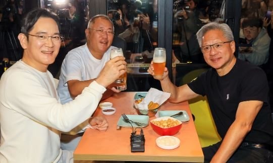 CEO Nvidia gặp ‘Thái tử Samsung’, Chủ tịch Hyundai cùng uống bia, ăn gà rán- Ảnh 1. CEO Nvidia gặp ‘Thái tử Samsung’, Chủ tịch Hyundai cùng uống bia, ăn gà rán- Ảnh 1.