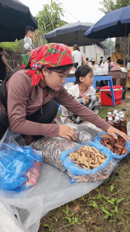 Nông sản độc lạ ở chợ phiên vùng cao: Không chỉ có măng khô, cua đá, đuông cọ... mà còn có cả "vàng đen" Tây Bắc- Ảnh 18.