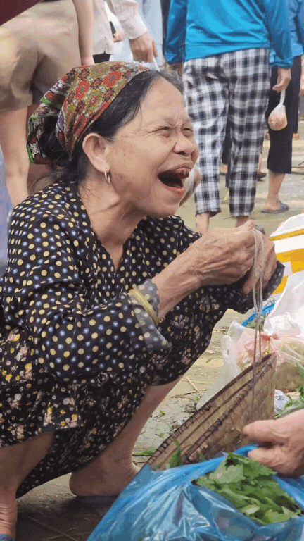 Nông sản độc lạ ở chợ phiên vùng cao: Không chỉ có măng khô, cua đá, đuông cọ... mà còn có cả "vàng đen" Tây Bắc- Ảnh 4.