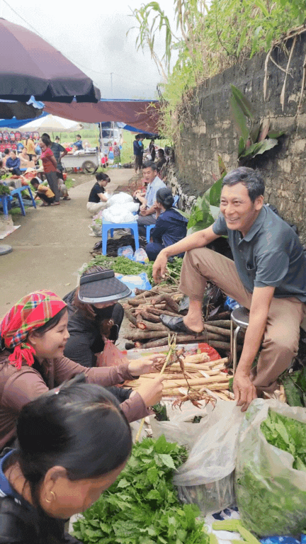 Nông sản độc lạ ở chợ phiên vùng cao: Không chỉ có măng khô, cua đá, đuông cọ... mà còn có cả "vàng đen" Tây Bắc- Ảnh 5.