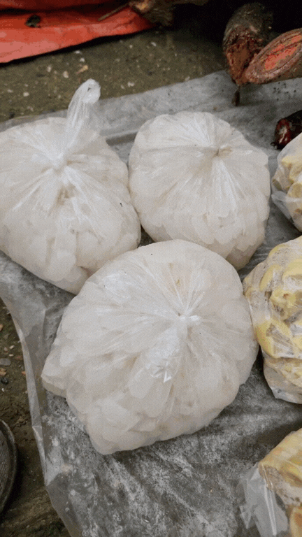 Nông sản độc lạ ở chợ phiên vùng cao: Không chỉ có măng khô, cua đá, đuông cọ... mà còn có cả "vàng đen" Tây Bắc- Ảnh 9.