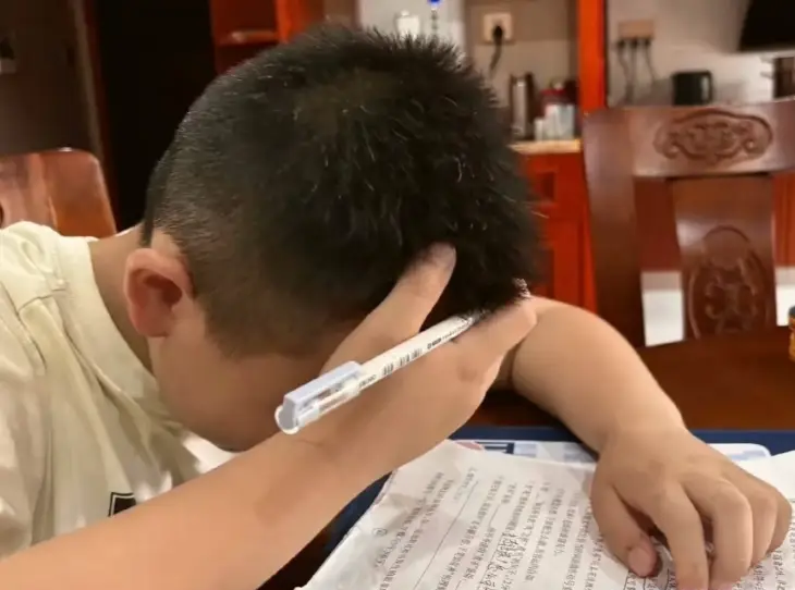 Người mẹ tự hào khoe: "Con trai tôi làm xong đề thi ĐH trong chưa đầy 1 tiếng", ai ngờ...- Ảnh 1. Người mẹ tự hào khoe: "Con trai tôi làm xong đề thi ĐH trong chưa đầy 1 tiếng", ai ngờ...- Ảnh 1.