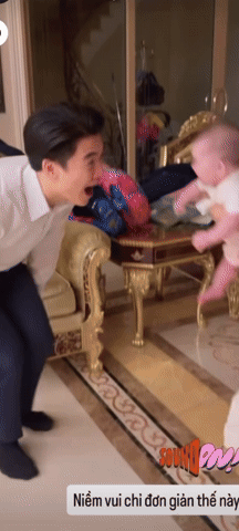 Không nhận ra Phó tổng đạo mạo nhà bầu Hiển với khoảnh khắc Tổng tài  Không nhận ra Phó tổng đạo mạo nhà bầu Hiển với khoảnh khắc Tổng tài