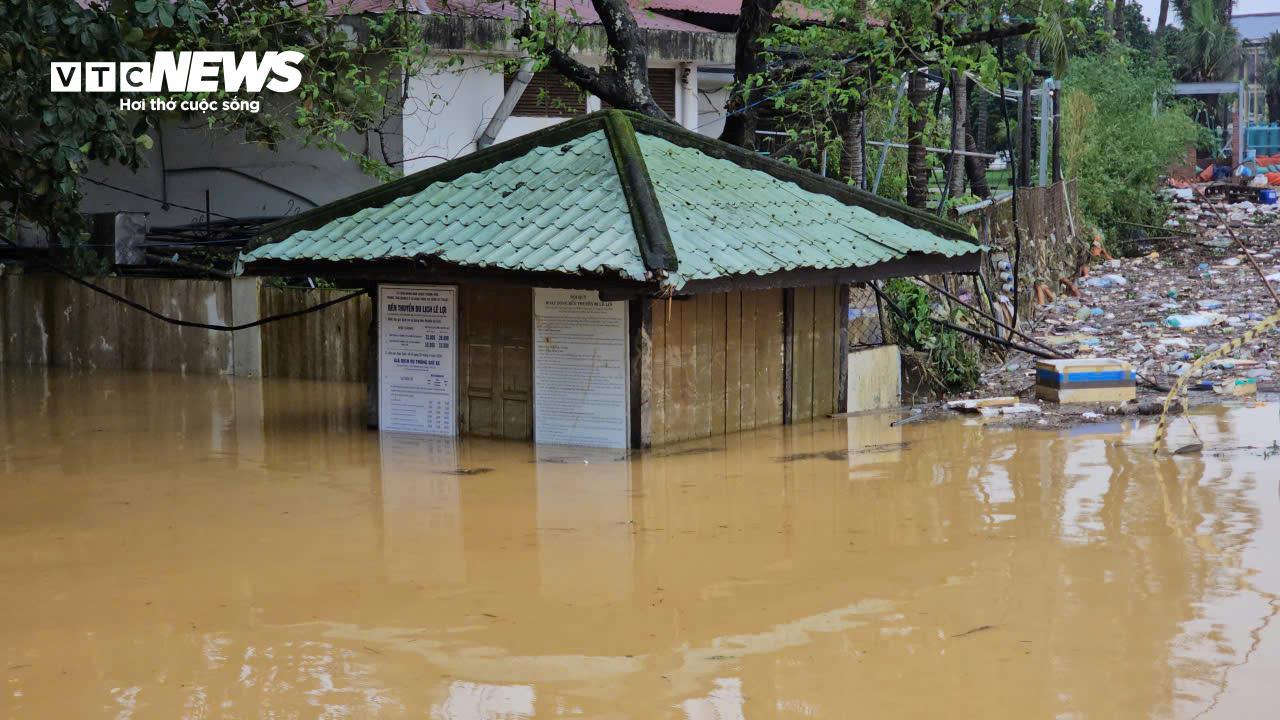 TP Huế hoang tàn, bị rác và bùn bủa vây sau trận 'đại hồng thuỷ'- Ảnh 2. TP Huế hoang tàn, bị rác và bùn bủa vây sau trận 'đại hồng thuỷ'- Ảnh 2.