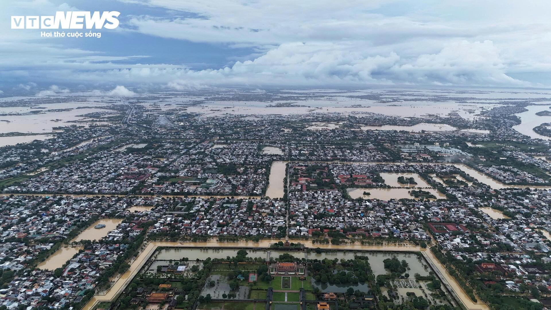 TP Huế hoang tàn, bị rác và bùn bủa vây sau trận 'đại hồng thuỷ'- Ảnh 1. TP Huế hoang tàn, bị rác và bùn bủa vây sau trận 'đại hồng thuỷ'- Ảnh 1.
