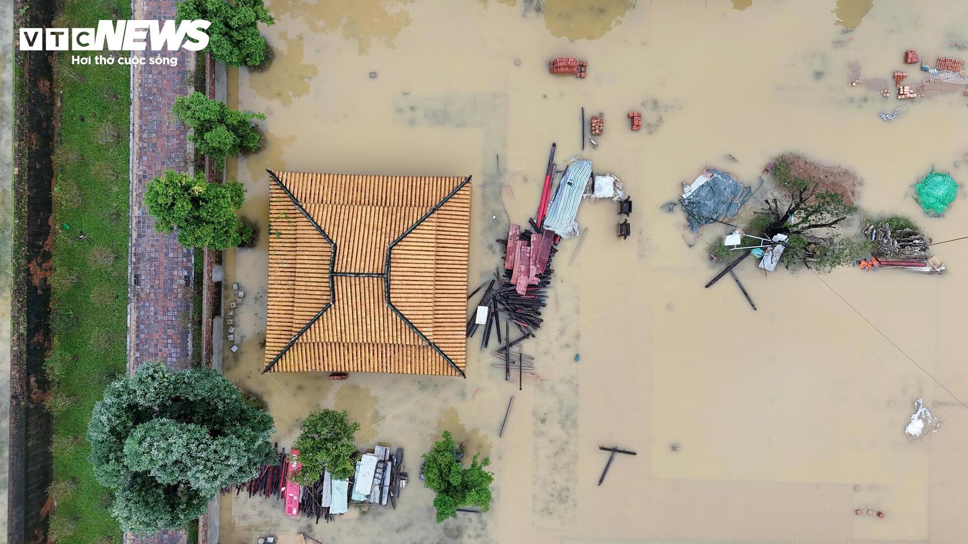 TP Huế hoang tàn, bị rác và bùn bủa vây sau trận 'đại hồng thuỷ'- Ảnh 14. TP Huế hoang tàn, bị rác và bùn bủa vây sau trận 'đại hồng thuỷ'- Ảnh 14.