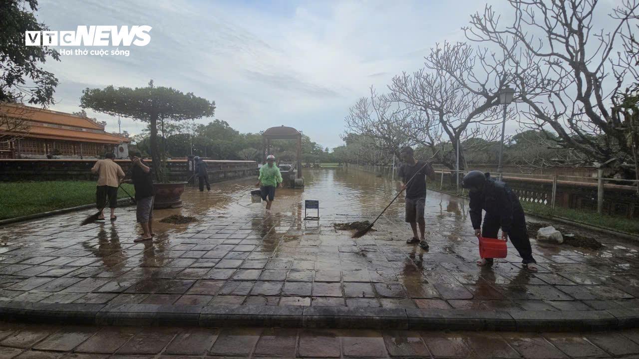 TP Huế hoang tàn, bị rác và bùn bủa vây sau trận 'đại hồng thuỷ'- Ảnh 13. TP Huế hoang tàn, bị rác và bùn bủa vây sau trận 'đại hồng thuỷ'- Ảnh 13.