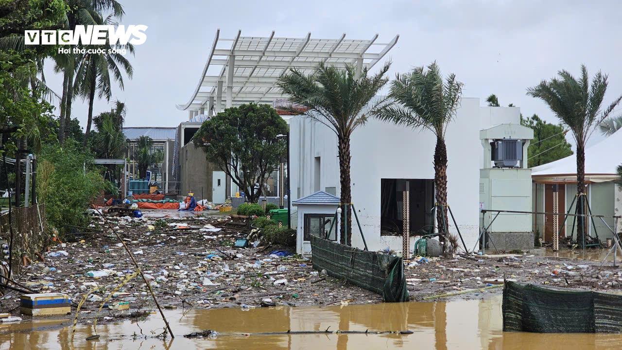 TP Huế hoang tàn, bị rác và bùn bủa vây sau trận 'đại hồng thuỷ'- Ảnh 6. TP Huế hoang tàn, bị rác và bùn bủa vây sau trận 'đại hồng thuỷ'- Ảnh 6.