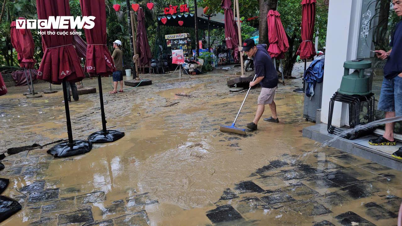 TP Huế hoang tàn, bị rác và bùn bủa vây sau trận 'đại hồng thuỷ'- Ảnh 9. TP Huế hoang tàn, bị rác và bùn bủa vây sau trận 'đại hồng thuỷ'- Ảnh 9.