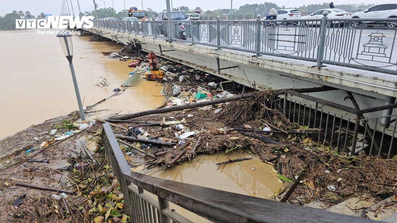 TP Huế hoang tàn, bị rác và bùn bủa vây sau trận 'đại hồng thuỷ'- Ảnh 8. TP Huế hoang tàn, bị rác và bùn bủa vây sau trận 'đại hồng thuỷ'- Ảnh 8.
