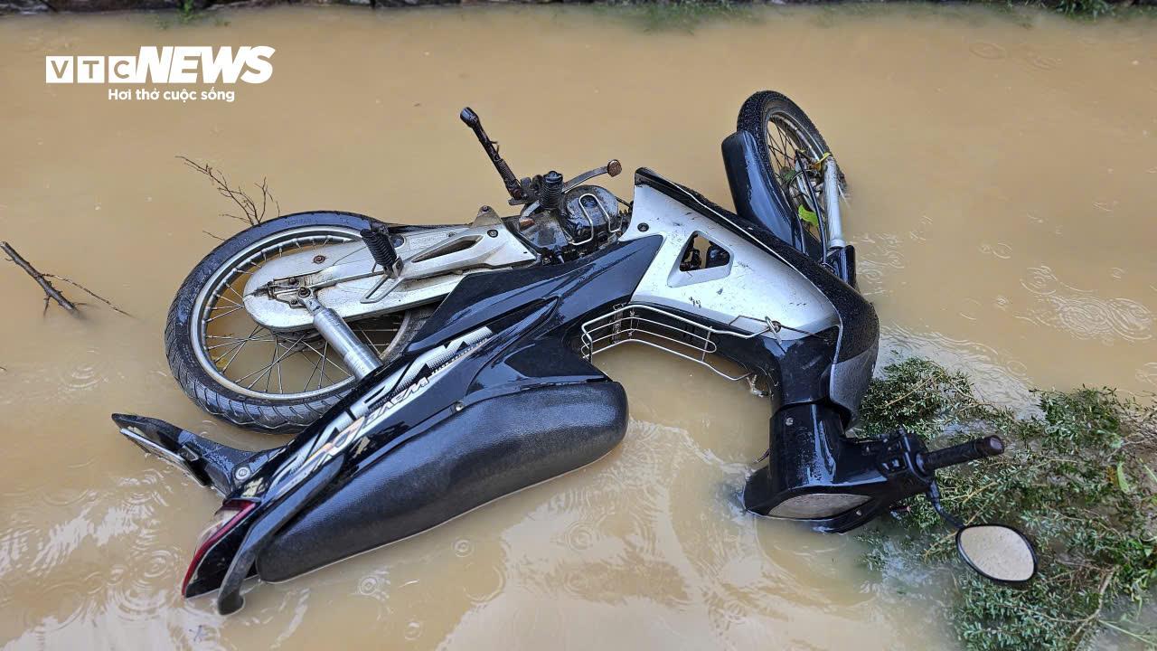 TP Huế hoang tàn, bị rác và bùn bủa vây sau trận 'đại hồng thuỷ'- Ảnh 5. TP Huế hoang tàn, bị rác và bùn bủa vây sau trận 'đại hồng thuỷ'- Ảnh 5.