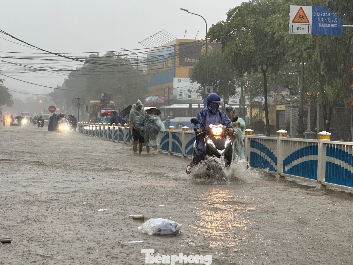 Huế - Đà Nẵng mưa lớn trở lại- Ảnh 1. Huế - Đà Nẵng mưa lớn trở lại- Ảnh 1.