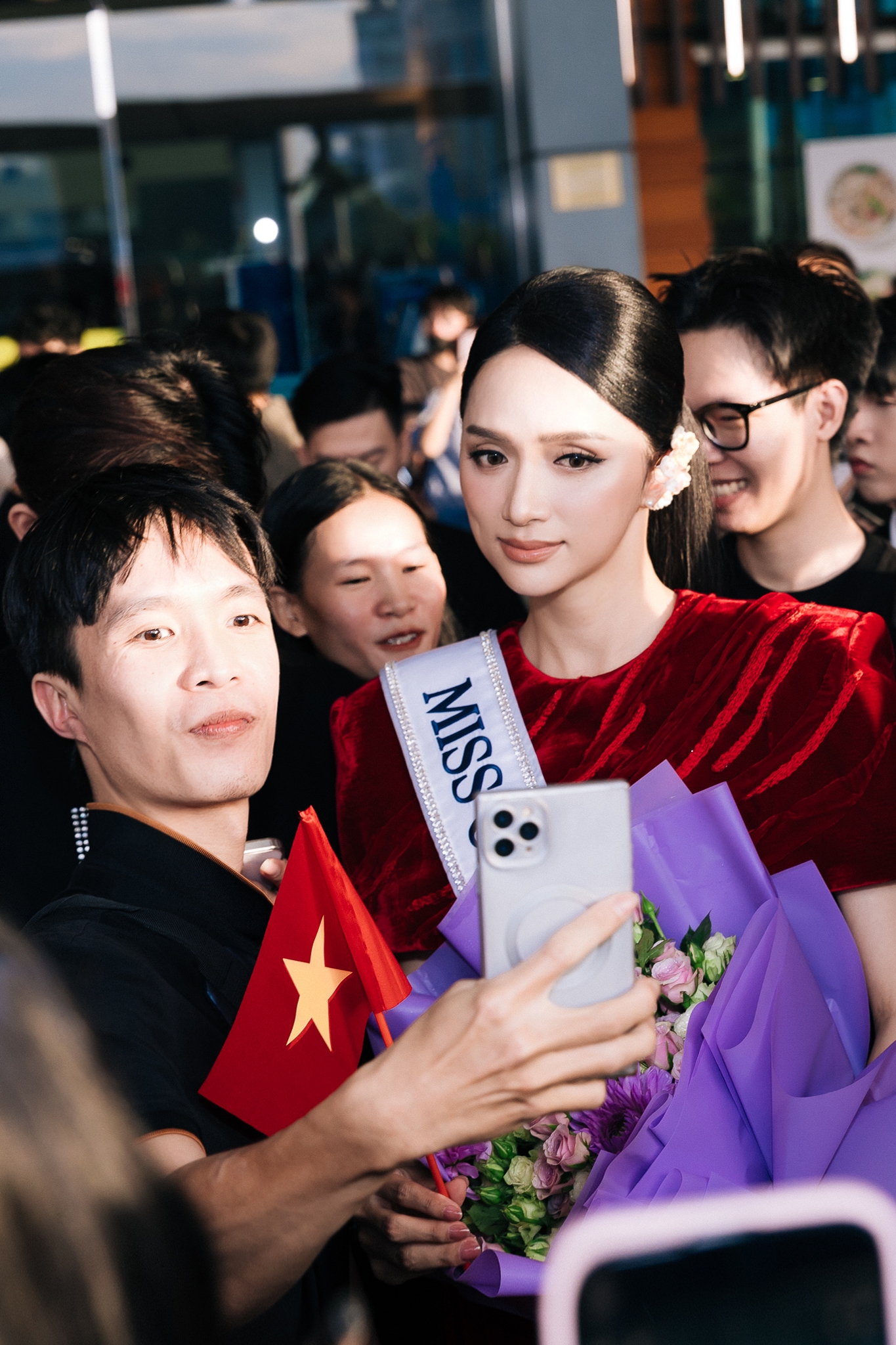 Hương Giang gây náo loạn sáng sớm: Visual "xinh điên" lên đường thi Miss Universe, bịn rịn chia tay bạn trai- Ảnh 4. Hương Giang gây náo loạn sáng sớm: Visual "xinh điên" lên đường thi Miss Universe, bịn rịn chia tay bạn trai- Ảnh 4.