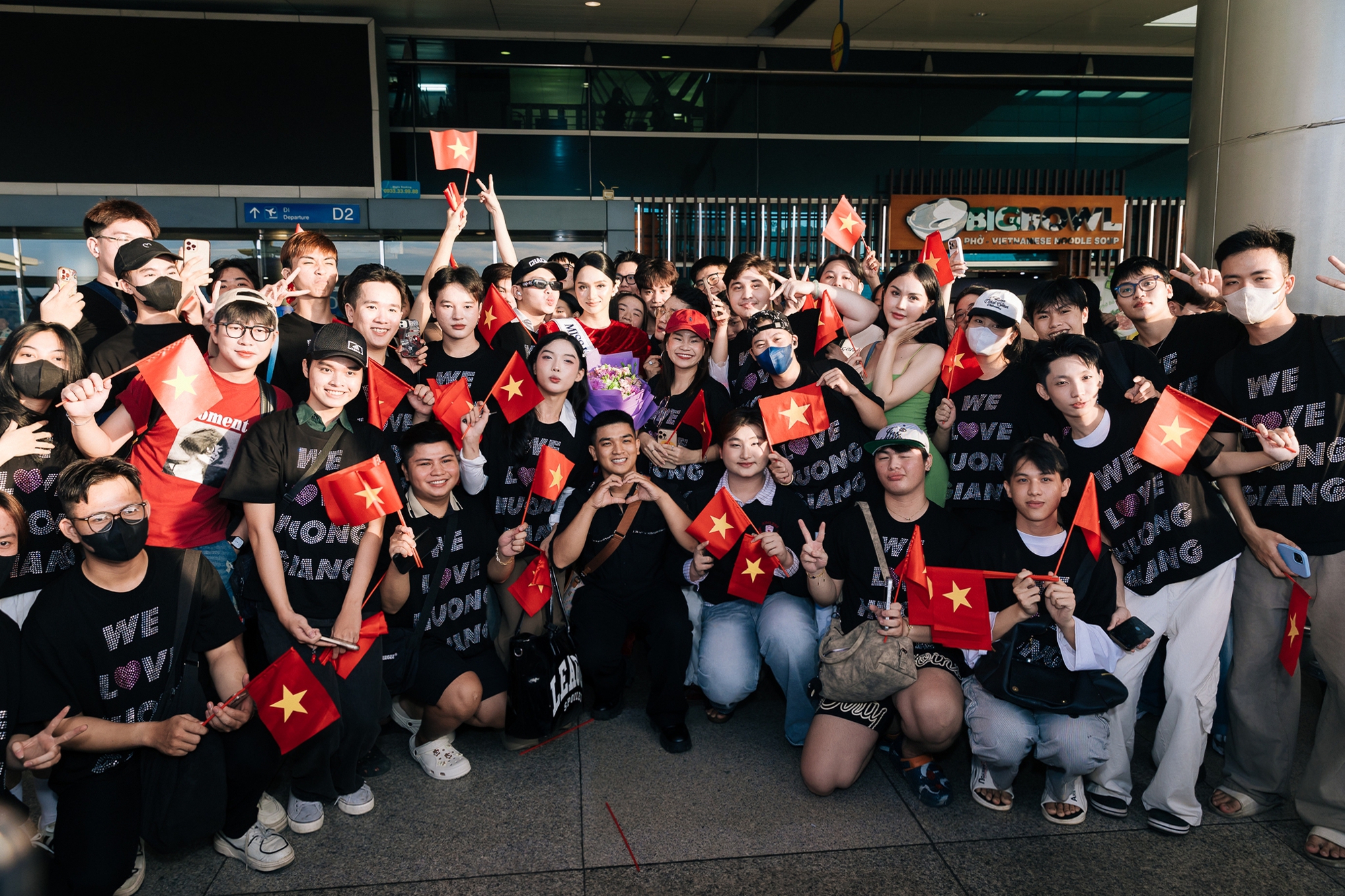 Hương Giang gây náo loạn sáng sớm: Visual "xinh điên" lên đường thi Miss Universe, bịn rịn chia tay bạn trai- Ảnh 9. Hương Giang gây náo loạn sáng sớm: Visual "xinh điên" lên đường thi Miss Universe, bịn rịn chia tay bạn trai- Ảnh 9.