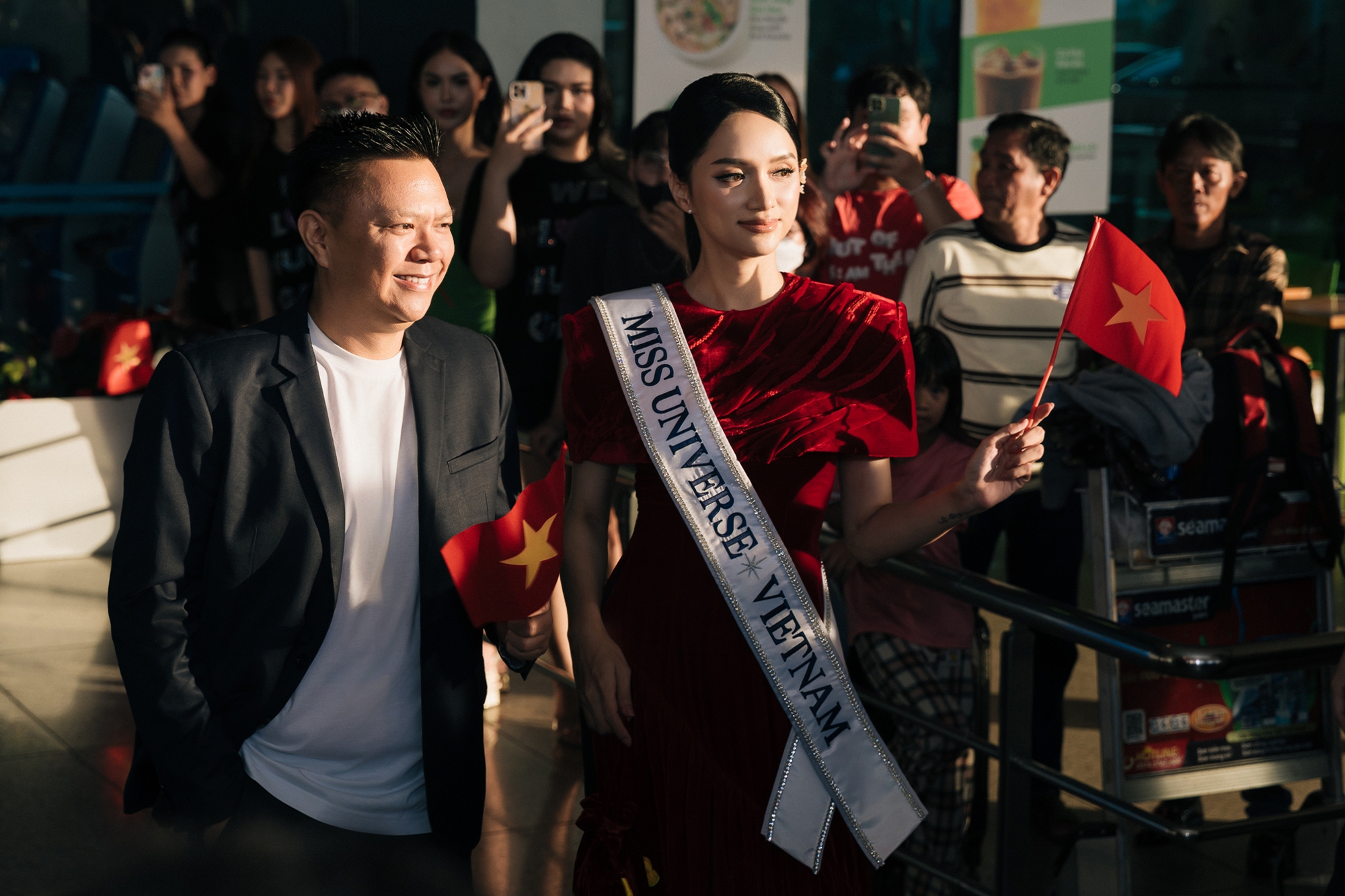 Hương Giang gây náo loạn sáng sớm: Visual "xinh điên" lên đường thi Miss Universe, bịn rịn chia tay bạn trai- Ảnh 6. Hương Giang gây náo loạn sáng sớm: Visual "xinh điên" lên đường thi Miss Universe, bịn rịn chia tay bạn trai- Ảnh 6.