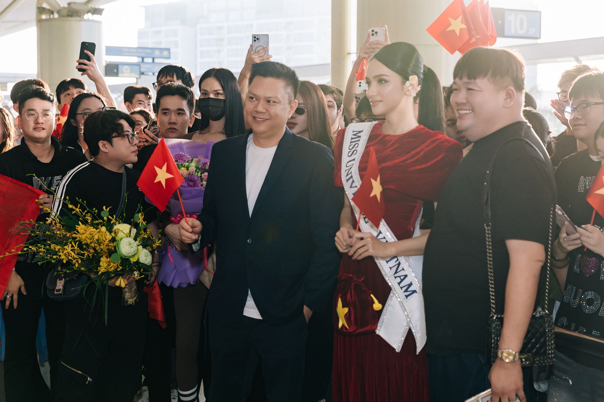 Hương Giang gây náo loạn sáng sớm: Visual "xinh điên" lên đường thi Miss Universe, bịn rịn chia tay bạn trai- Ảnh 7. Hương Giang gây náo loạn sáng sớm: Visual "xinh điên" lên đường thi Miss Universe, bịn rịn chia tay bạn trai- Ảnh 7.