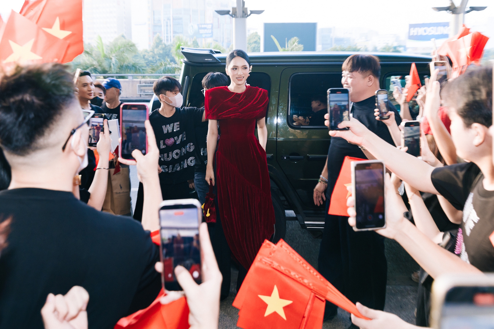 Hương Giang gây náo loạn sáng sớm: Visual "xinh điên" lên đường thi Miss Universe, bịn rịn chia tay bạn trai- Ảnh 3. Hương Giang gây náo loạn sáng sớm: Visual "xinh điên" lên đường thi Miss Universe, bịn rịn chia tay bạn trai- Ảnh 3.