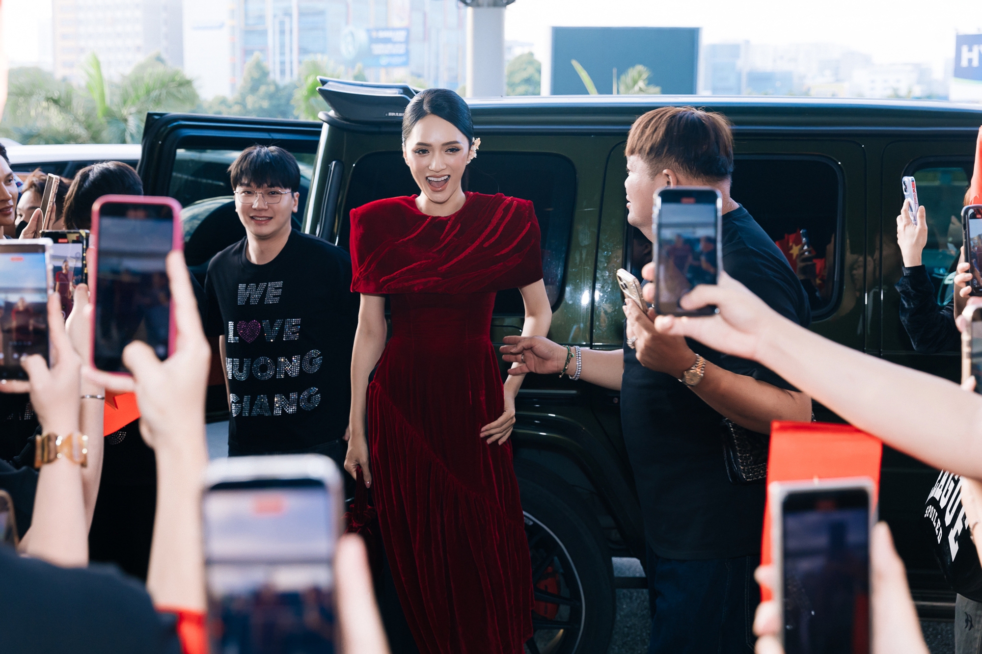 Hương Giang gây náo loạn sáng sớm: Visual "xinh điên" lên đường thi Miss Universe, bịn rịn chia tay bạn trai- Ảnh 2. Hương Giang gây náo loạn sáng sớm: Visual "xinh điên" lên đường thi Miss Universe, bịn rịn chia tay bạn trai- Ảnh 2.