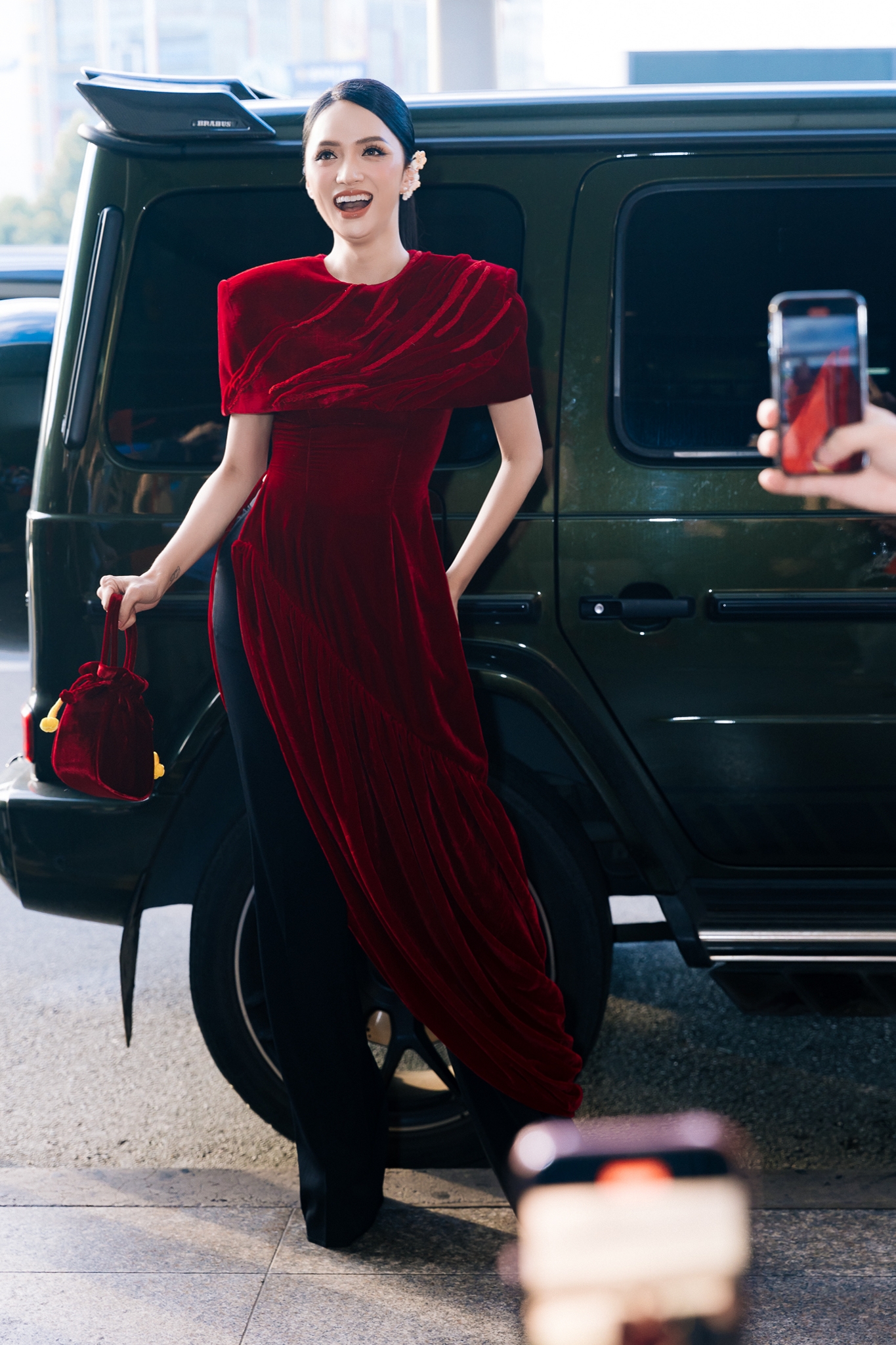 Hương Giang gây náo loạn sáng sớm: Visual "xinh điên" lên đường thi Miss Universe, bịn rịn chia tay bạn trai- Ảnh 1. Hương Giang gây náo loạn sáng sớm: Visual "xinh điên" lên đường thi Miss Universe, bịn rịn chia tay bạn trai- Ảnh 1.