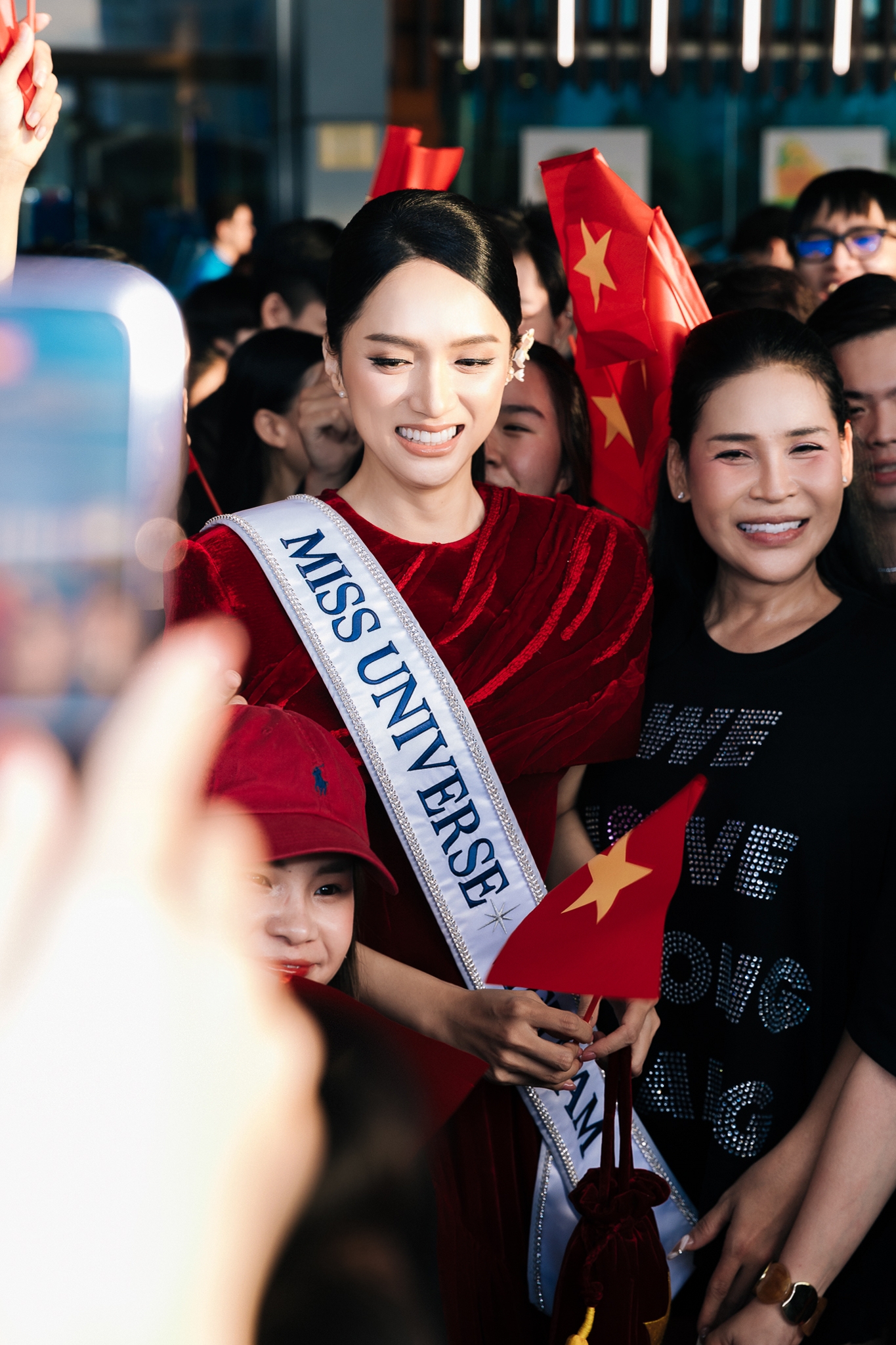 Hương Giang gây náo loạn sáng sớm: Visual "xinh điên" lên đường thi Miss Universe, bịn rịn chia tay bạn trai- Ảnh 5. Hương Giang gây náo loạn sáng sớm: Visual "xinh điên" lên đường thi Miss Universe, bịn rịn chia tay bạn trai- Ảnh 5.