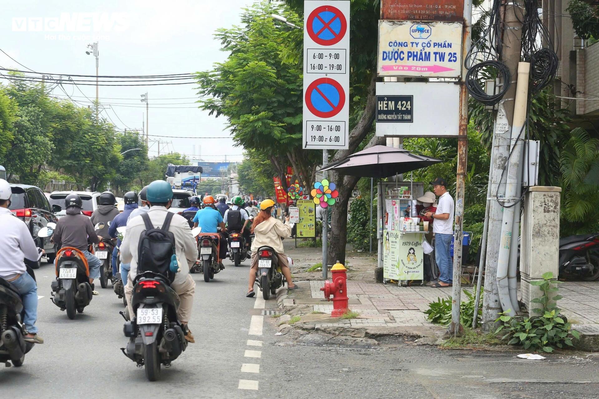 Người dân mong ngóng ngày mở rộng 'tuyến đường ùn tắc nhất TP.HCM'- Ảnh 3. Người dân mong ngóng ngày mở rộng 'tuyến đường ùn tắc nhất TP.HCM'- Ảnh 3.