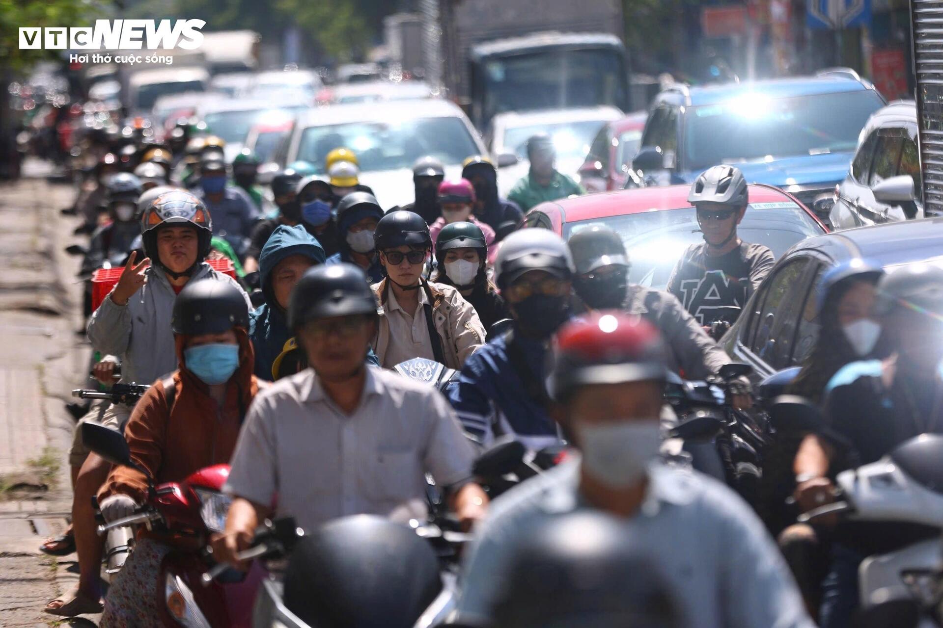 Người dân mong ngóng ngày mở rộng 'tuyến đường ùn tắc nhất TP.HCM'- Ảnh 5. Người dân mong ngóng ngày mở rộng 'tuyến đường ùn tắc nhất TP.HCM'- Ảnh 5.