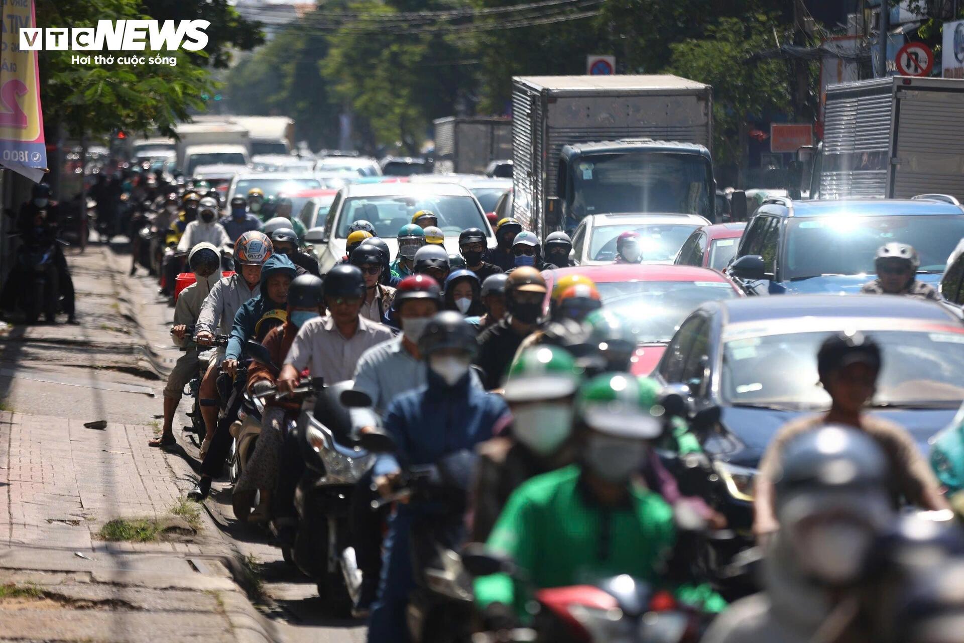 Người dân mong ngóng ngày mở rộng 'tuyến đường ùn tắc nhất TP.HCM'- Ảnh 2. Người dân mong ngóng ngày mở rộng 'tuyến đường ùn tắc nhất TP.HCM'- Ảnh 2.