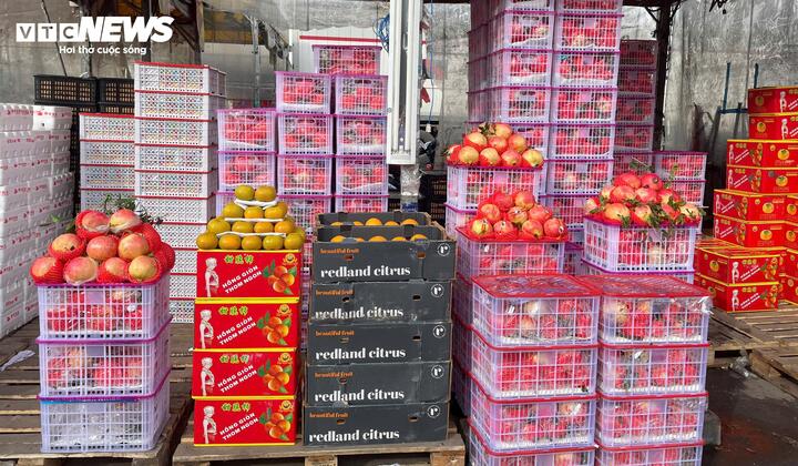 Trái cây nhập ngoại giá rẻ bày bán tràn lan- Ảnh 4. Trái cây nhập ngoại giá rẻ bày bán tràn lan- Ảnh 4.