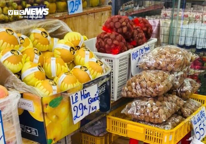 Trái cây nhập ngoại giá rẻ bày bán tràn lan- Ảnh 2. Trái cây nhập ngoại giá rẻ bày bán tràn lan- Ảnh 2.