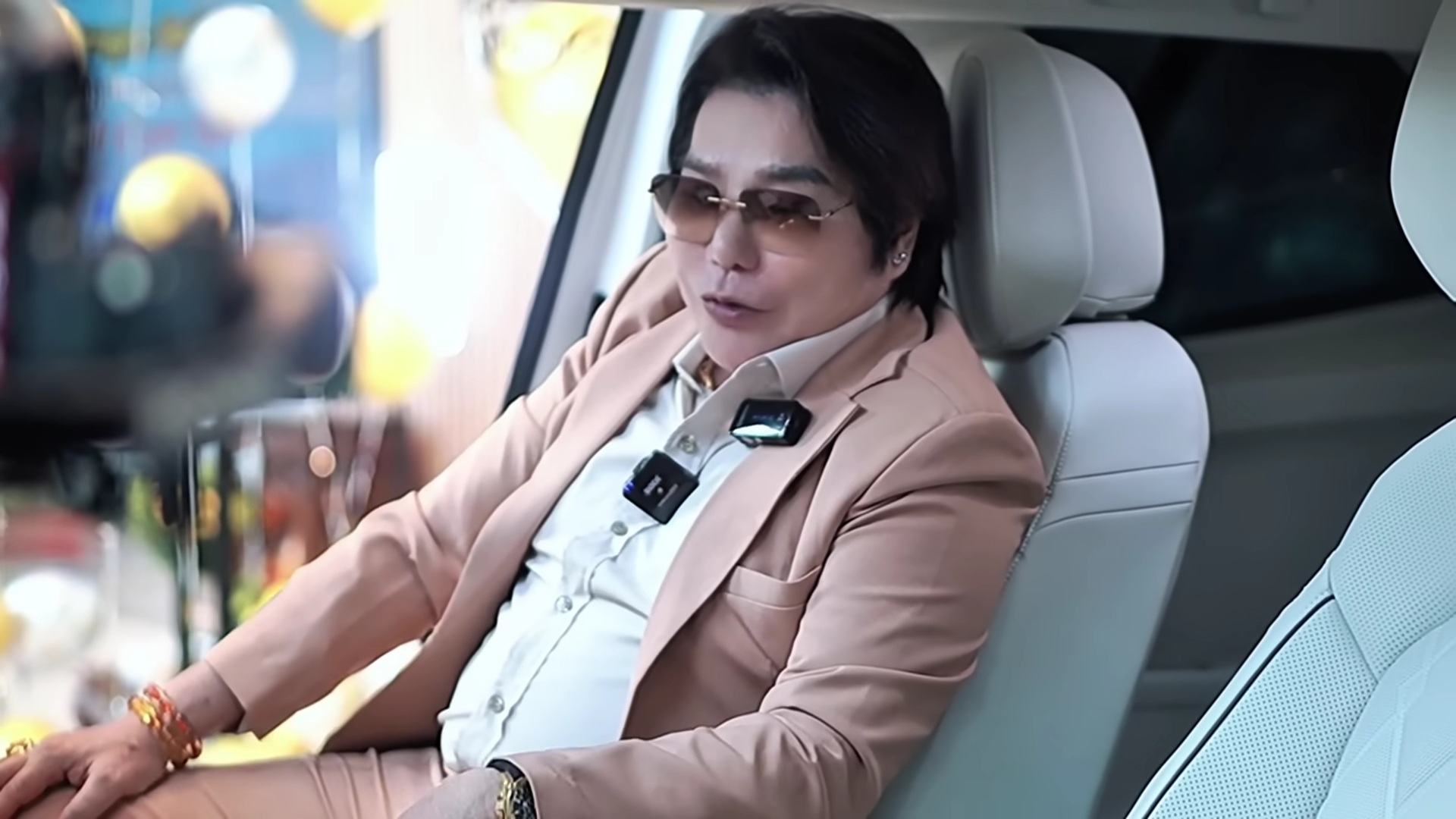 Nam nghệ sĩ từ Mỹ về tậu xe sang đắt tiền- Ảnh 2. Nam nghệ sĩ từ Mỹ về tậu xe sang đắt tiền- Ảnh 2.