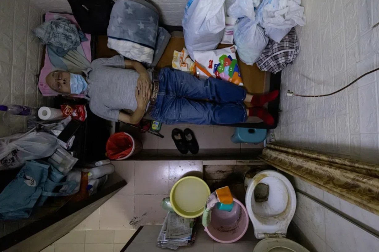 Phía sau ánh đèn đô thị: Thất nghiệp, 4 người chen chúc trong căn nhà 7m2 và nỗi tự ti trong mắt con trẻ- Ảnh 2. Phía sau ánh đèn đô thị: Thất nghiệp, 4 người chen chúc trong căn nhà 7m2 và nỗi tự ti trong mắt con trẻ- Ảnh 2.