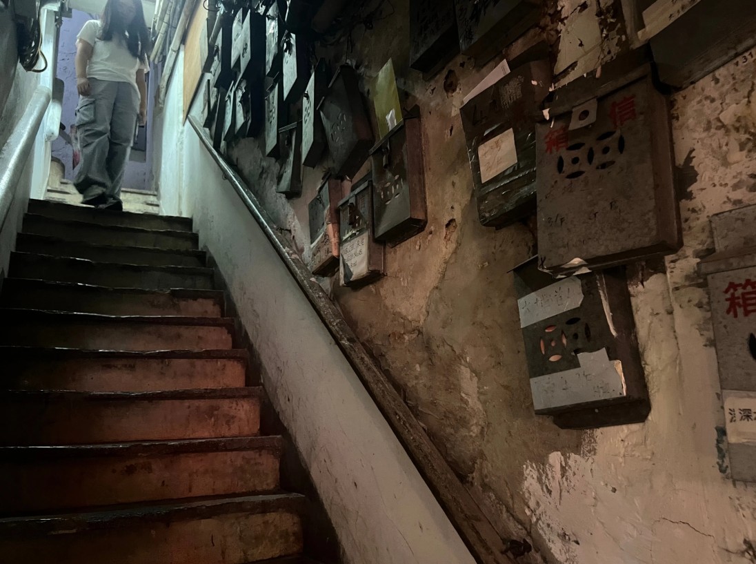 Phía sau ánh đèn đô thị: Thất nghiệp, 4 người chen chúc trong căn nhà 7m2 và nỗi tự ti trong mắt con trẻ- Ảnh 4. Phía sau ánh đèn đô thị: Thất nghiệp, 4 người chen chúc trong căn nhà 7m2 và nỗi tự ti trong mắt con trẻ- Ảnh 4.