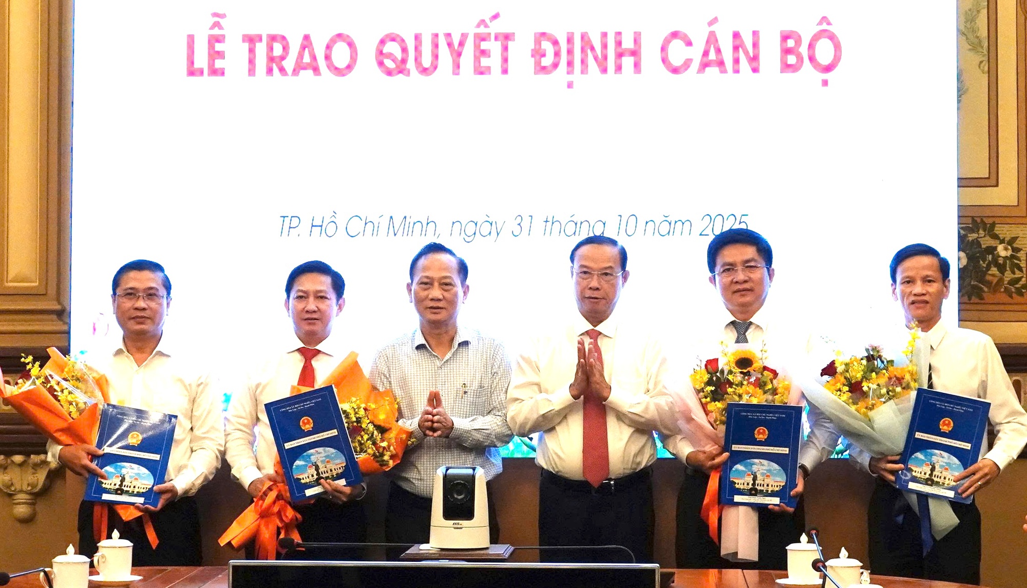 UBND TP HCM điều động, bổ nhiệm nhiều cán bộ lãnh đạo- Ảnh 1. UBND TP HCM điều động, bổ nhiệm nhiều cán bộ lãnh đạo- Ảnh 1.