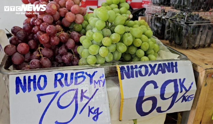 Trái cây nhập ngoại giá rẻ bày bán tràn lan- Ảnh 1. Trái cây nhập ngoại giá rẻ bày bán tràn lan- Ảnh 1.