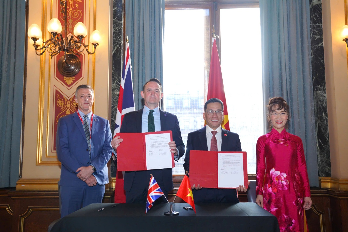 Vietjet và Rolls-Royce ký kết hợp đồng 3,8 tỉ USD trong chuyến thăm Vương quốc Anh của Tổng bí thư- Ảnh 2. img