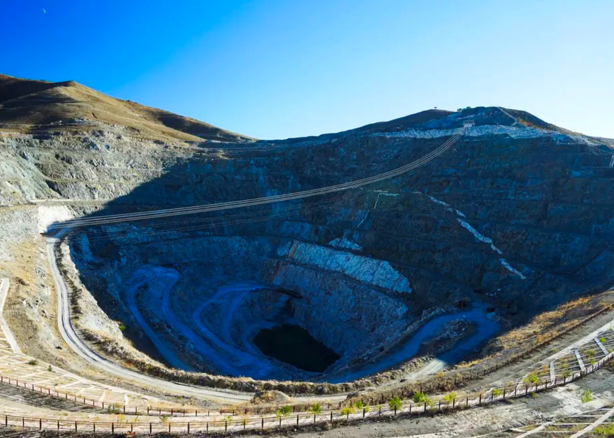 Khoan sâu 260 lỗ, phát hiện gần 500.000 tấn đất hiếm có giá trị lên đến 50 tỷ USD ở khu vực đồi núi sau hơn 10 năm khảo sát- Ảnh 1. Khoan sâu 260 lỗ, phát hiện gần 500.000 tấn đất hiếm có giá trị lên đến 50 tỷ USD ở khu vực đồi núi sau hơn 10 năm khảo sát- Ảnh 1.