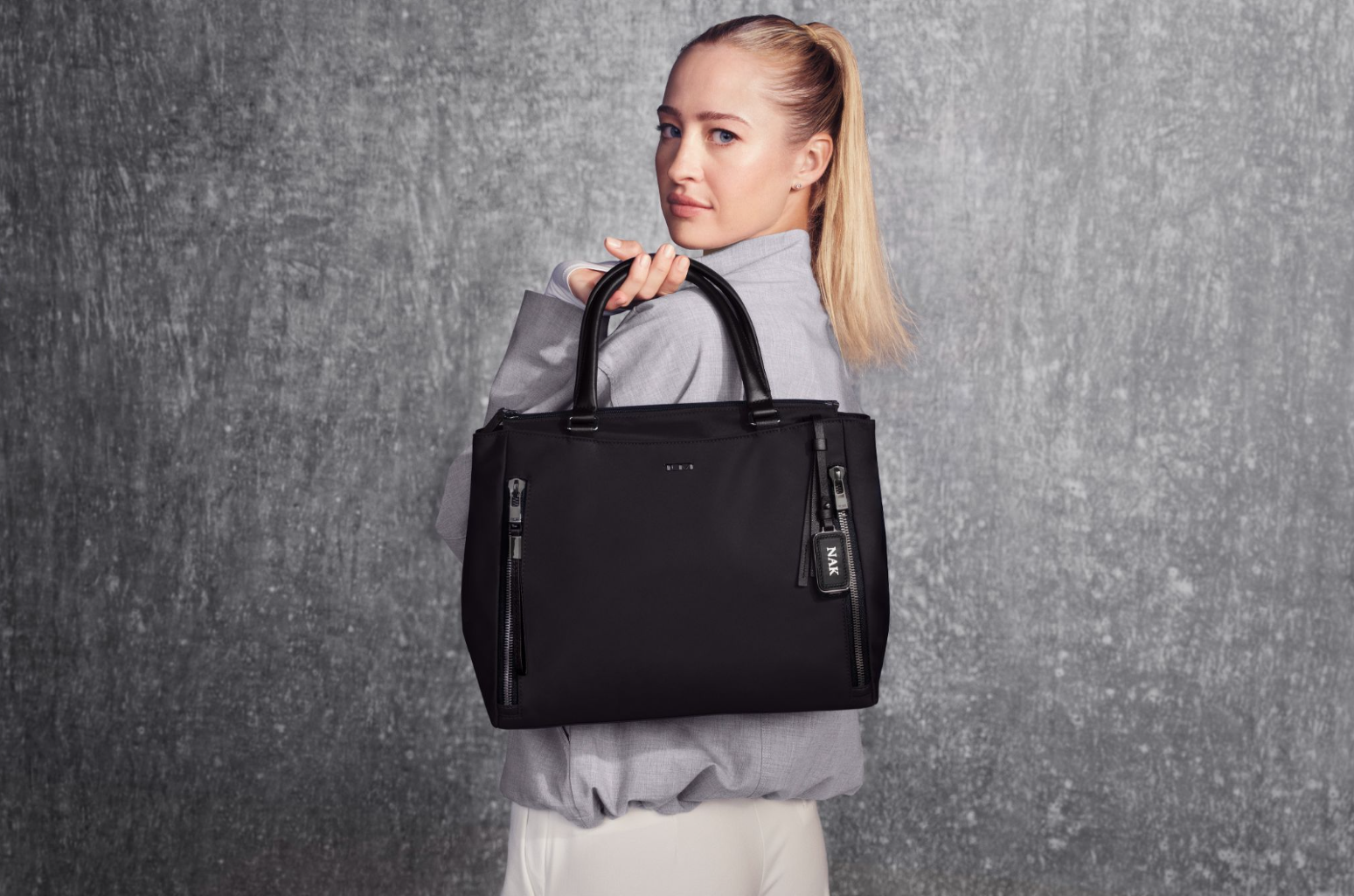 Cuộc “hội ngộ” không ngờ của golfer số 1 thế giới và huyền thoại đua xe F1 trong chiến dịch đặc biệt- Ảnh 1. Cuộc “hội ngộ” không ngờ của golfer số 1 thế giới và huyền thoại đua xe F1 trong chiến dịch đặc biệt- Ảnh 1.